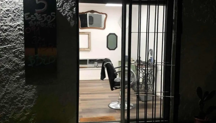 5 Espejos Barberia - Entre Calle B Y