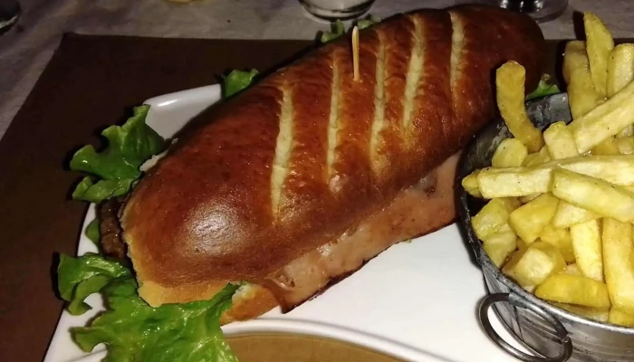 8pm Bar & Grill - Guichón