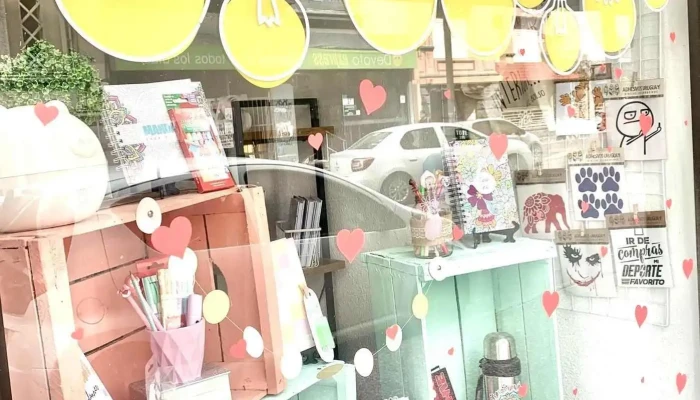 Adhesivos Uruguay Tres Plumas Papeleria Y Pick Up Cassinoni Del Propietario - Montevideo