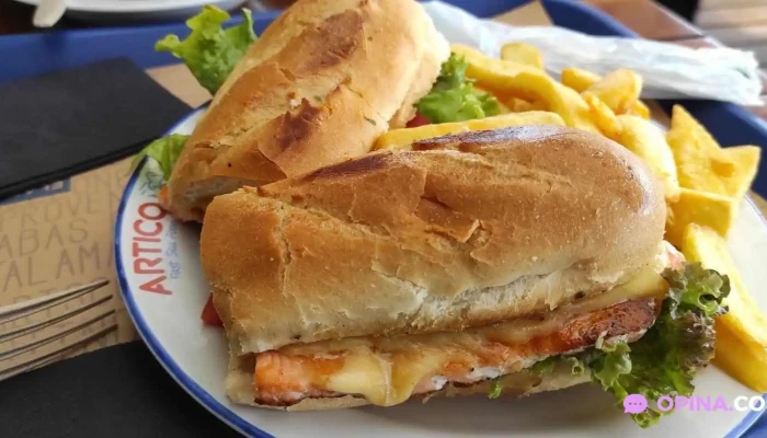Artico Fast Sea Food Sandwich De Pollo - Montevideo