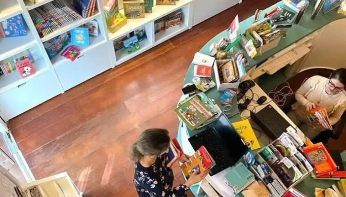 Avista Proyectos Educativos -  Estante De Libros - Montevideo