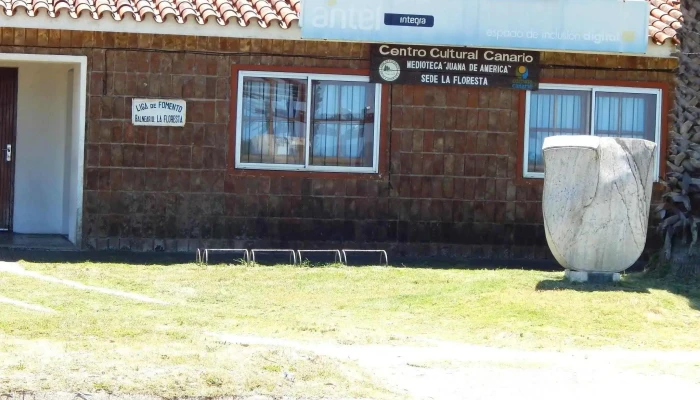 Biblioteca Juana De America Y Centro De Inclusion Digital Descuentos - La Floresta