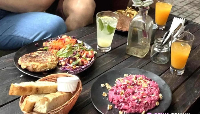 Cambalache Bar -  Comidas Y Bebidas - Montevideo