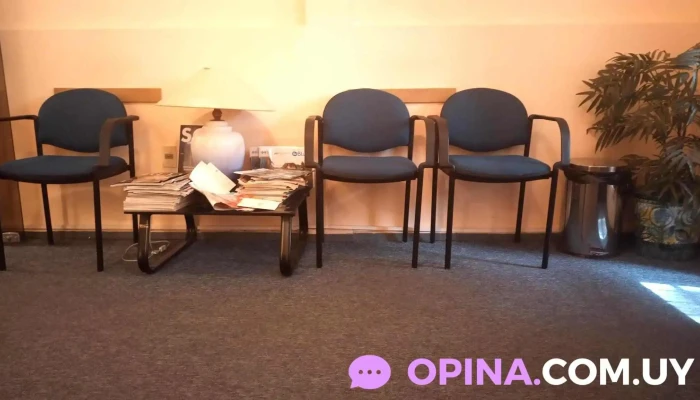 Centro Clinico De Piel Sala De Espera - Montevideo