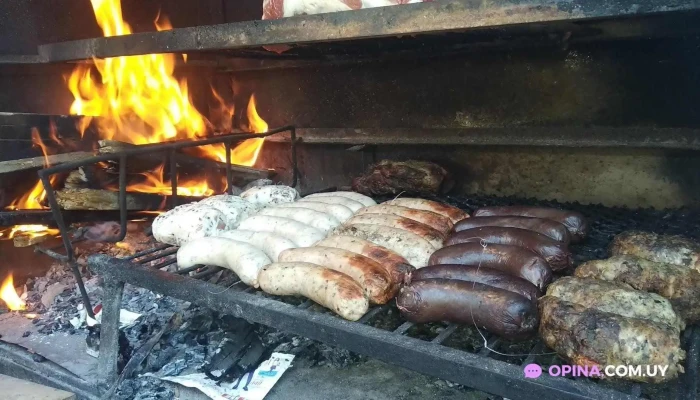 Chorizosbondiola Morcilla Y Hamburguesas A La Parrilla -  Comida Y Bebida - Montevideo