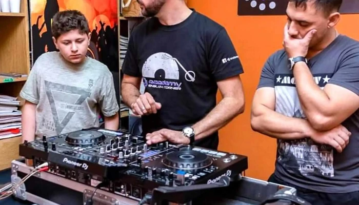 Dj Academy English Corner -  Precios - Montevideo