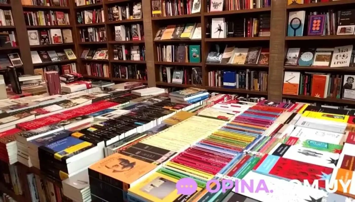 Escaramuza -  Estante De Libros - Montevideo