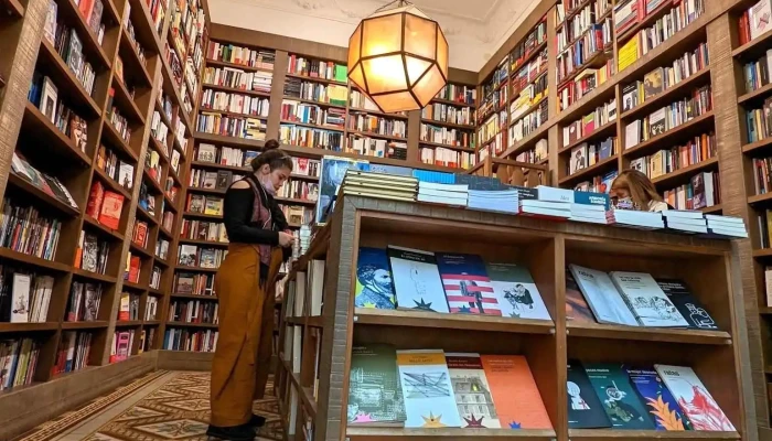 Escaramuza -  Estante De Libros - Montevideo