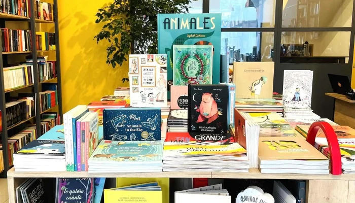 Germina Libros Para Crecer -  Estante De Libros - Montevideo