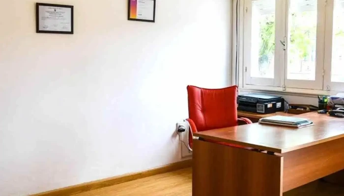 Institute Of English -  Instagram - Pando