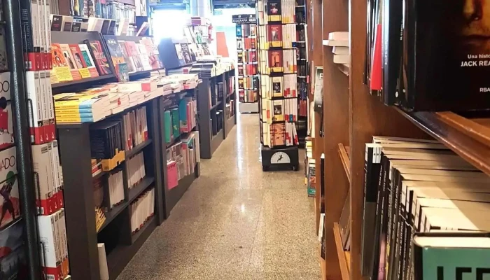 Isadora Libros -  Estante De Libros - Montevideo