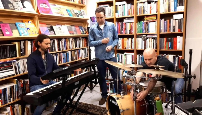 Las Karamazov -  Estante De Libros - Montevideo