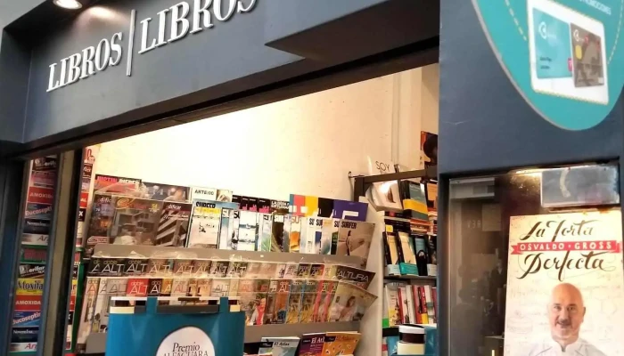 Libros -    Libros -  Estante De Libros - - Montevideo