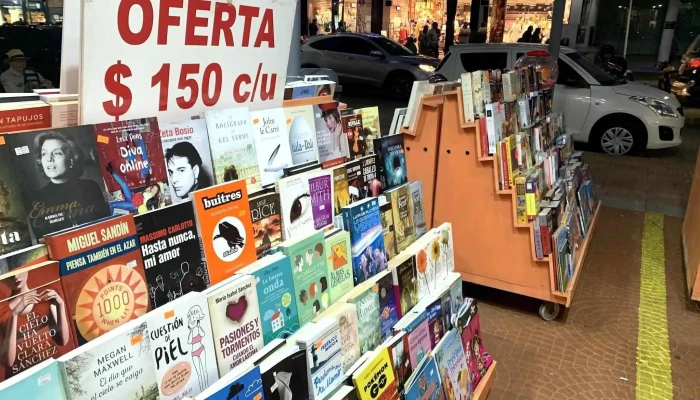 Libros Outlet -  Estante De Libros - Punta del Este