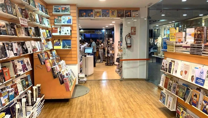 Libros Outlet -  Interior - Punta del Este
