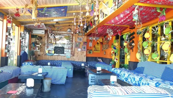 Medialunas Calentitas -  Ambiente - La Barra