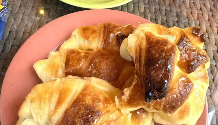 Medialunas Calentitas -  Croissant - La Barra