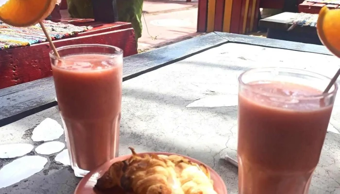 Medialunas Calentitas -  Jugo - La Barra