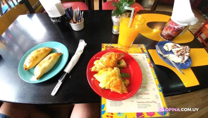 Medialunas Calentitas -  Jugo - Montevideo