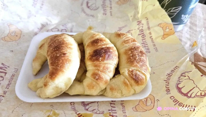 Medialunas Calentitas -  Recientes - Montevideo