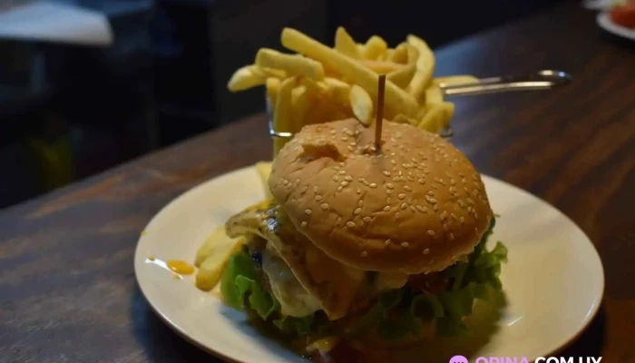 Meson Del Scotch Comida Y Bebida - Montevideo