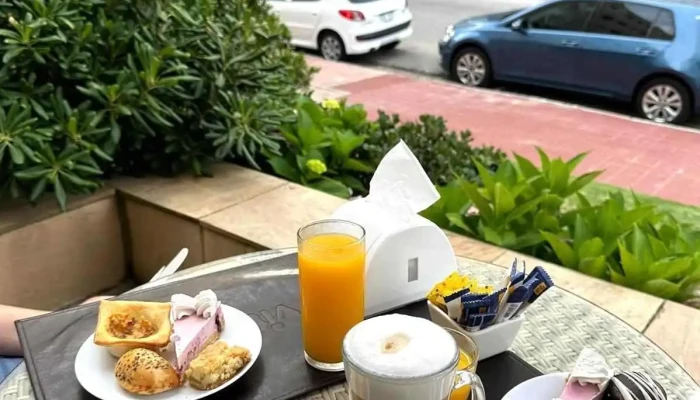 Monas -  Jugo - Punta del Este