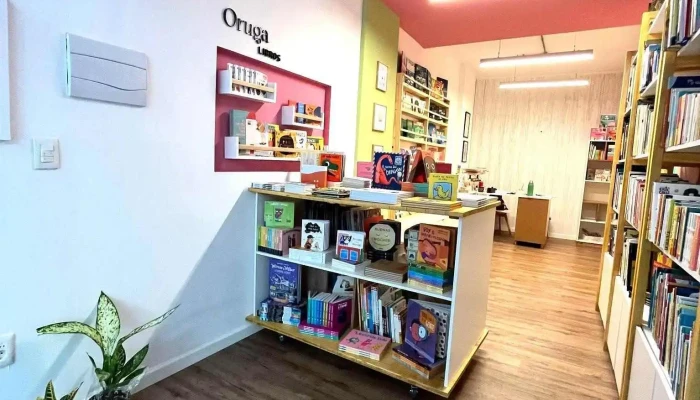 Oruga Libros -  Estante De Libros - Montevideo