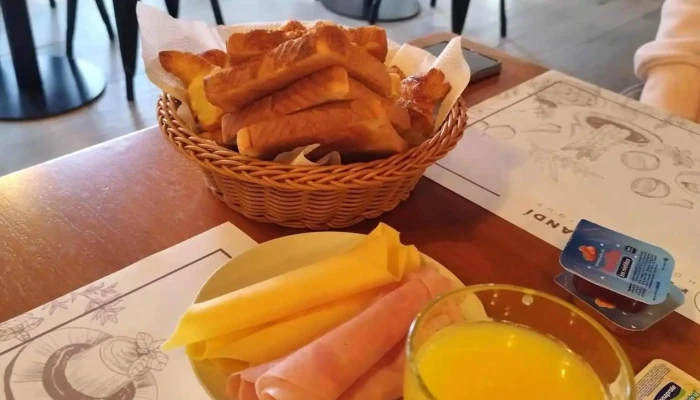 Patio Sarandi Comida Y Bebida - Durazno