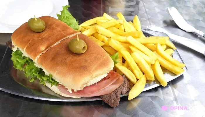 Pizzeria 2000 -  Comida Y Bebida - Cardal