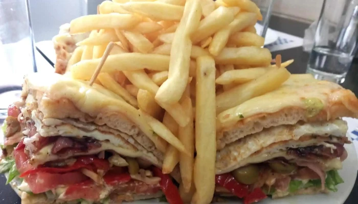 Pizzeria Mediterranea Club Sandwich - Montevideo