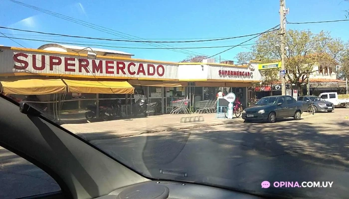 Supermercado Bachino -  Estacionamiento - La Floresta