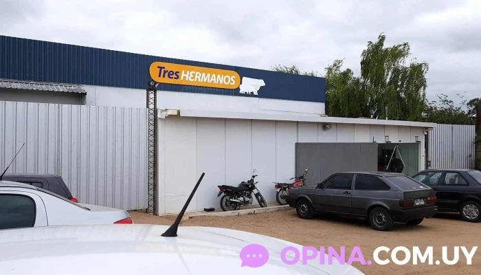 Supermercado Tres Hermanos -  Estacionamiento - Barros Blancos